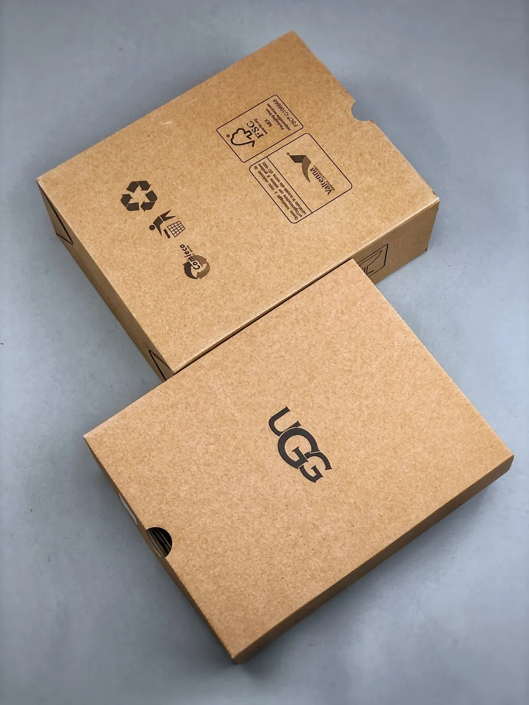 Local self-pickup 💰520 supports store release. The best-selling model on the entire network at the end of the year, UGG Mary Jane Mule slippers, 1.5CM thin sole, women's model, Xiaohongshu hot model, produced by a major foreign trade factory in Guangzhou, from toe to insole, real sheep fur, independent outer box packaging, craftsmanship, different from any version on the market, 1.5Ccm thin sole, independent original development of outsole, cashmere insole, keeping warm in winter, going out, and a very suitable choice for home use. This year uug launches a style series Partly catered to the preferences of young consumers, it has also moved to the forefront of fashion trends. Shoe body material: suede upper, 17mm UGGPURE™ implanted wool insole, lightweight non-slip and comfortable rubber outsole, with brand LOGO and trademark, with full packaging Size: 35-40